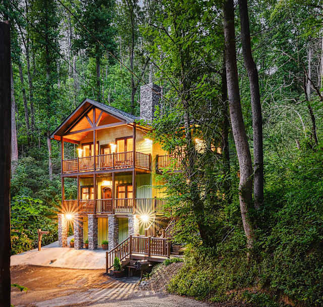The Grand Fir Creekside Chalet Near Downtown