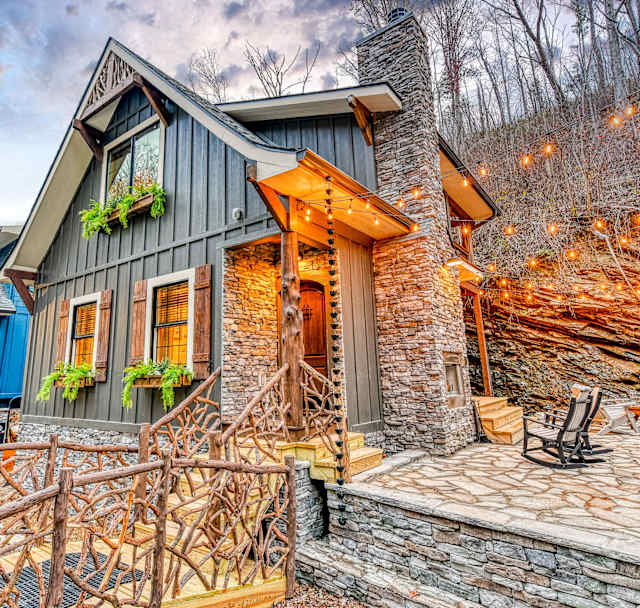 The Alpine Creekside Chalet Near Downtown