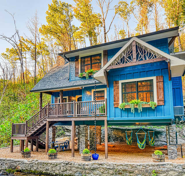 The Blue Spruce Creekside Chalet Near Downtown