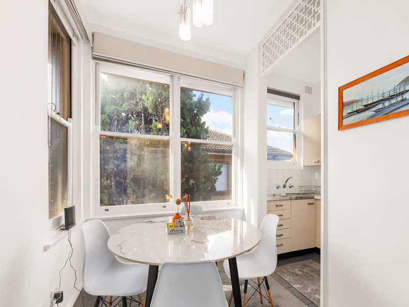 Sunny 2BR Family Unit - Walk to Beach and Shops