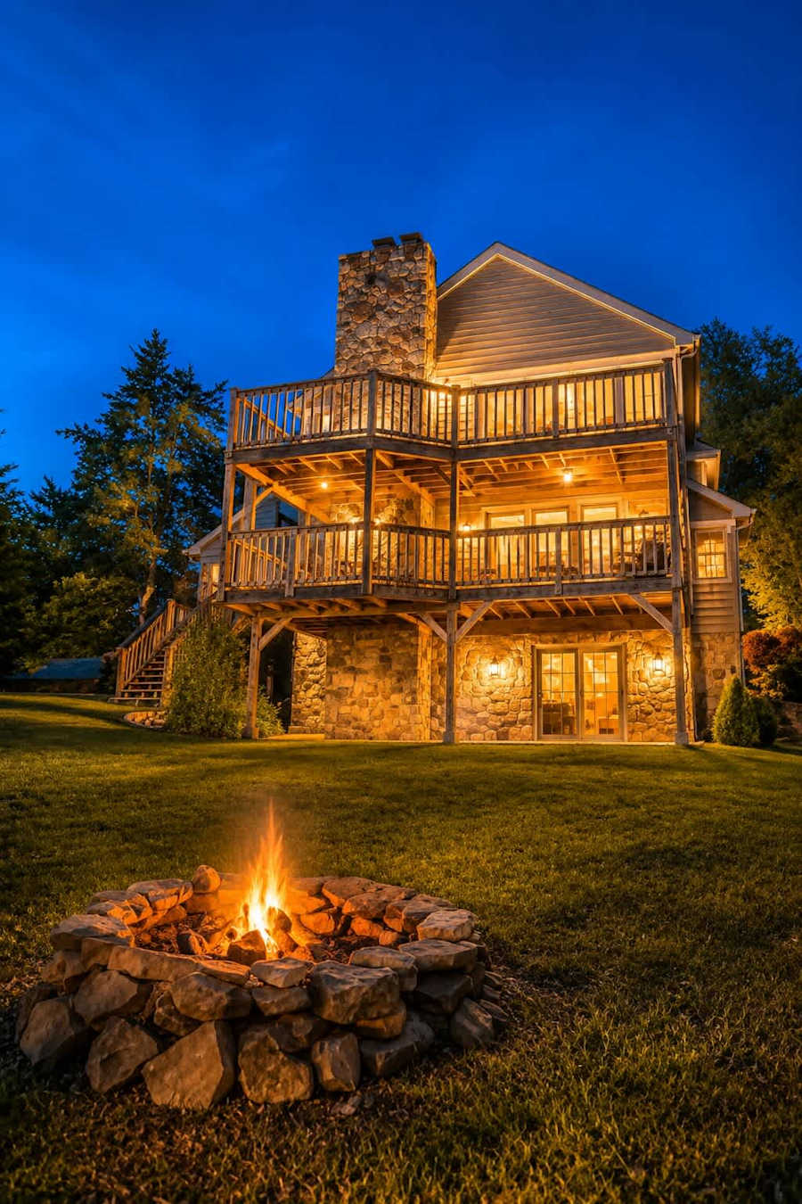 The Luxe Knoxville Lake House Hot Tub