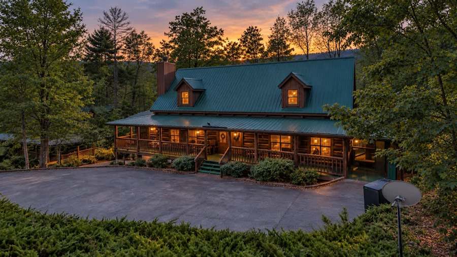 Beautiful Log Cabin 3BR