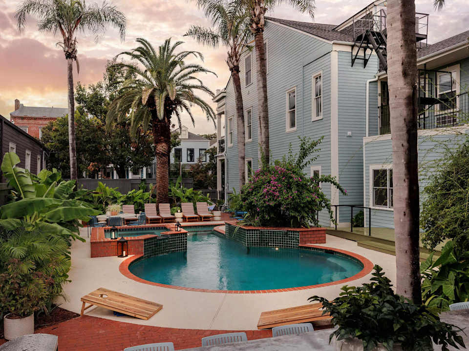 Luxurious 9BR Inn, Heated Pool & Spa