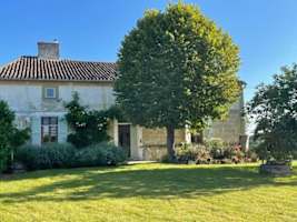 Stunning 5 bedroom Aquitaine farmhouse with pool