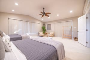 Neat and spacious room with twin beds