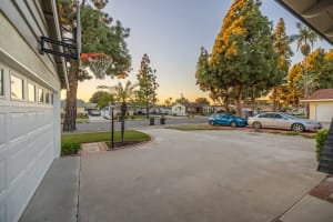 Spacious driveway