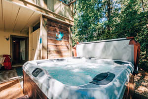 Magical wooded cottage pool +priv hottub walk2town