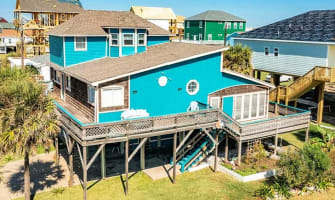 Blue Dolphin Retreat: Room to Roam, Steps to Shore ā Freeport, TX ā vacation rental