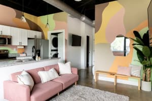 NEW Studio Sleeps 4 - 7 mins to DT!