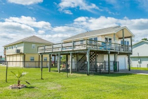 Jamaica Beach Gem - Huge Deck, Fenced, Pups Welcome! — Jamaica Beach, TX — vacation rental