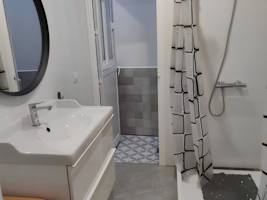 Moderno apartamento familiar con WiFi y terraza cerca del centro y la playa - image 4