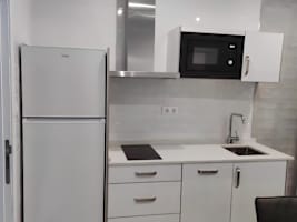 Moderno apartamento familiar con WiFi y terraza cerca del centro y la playa - image 3