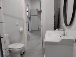 Moderno apartamento familiar con WiFi y terraza cerca del centro y la playa - image 5