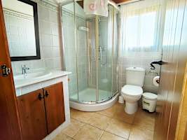 Chalet con piscina y jardín privado, ideal para familias y vacaciones en Conil - image 3