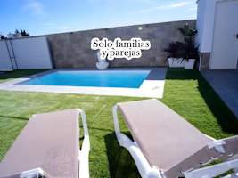 Encantador Chalet con Piscina y Terraza Soleada cerca del Mar en Conil - image 1