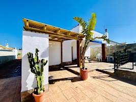 Encantador Chalet con Piscina y Jardín Privado junto a las Playas de Conil - image 5