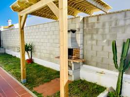 Chalet Vacacional con Piscina Privada y Parking Cerca de la Playa - image 4