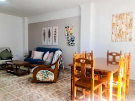 Chalet Vacacional con Piscina Privada y Parking Cerca de la Playa - image 5