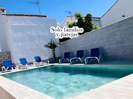 Chalet Vacacional con Piscina Privada y Parking Cerca de la Playa - image 1