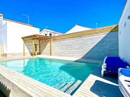 Chalet Vacacional con Piscina Privada y Parking Cerca de la Playa - image 2