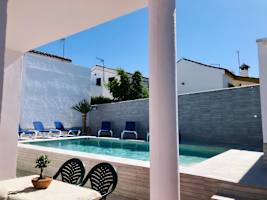 Chalet Vacacional con Piscina Privada y Parking Cerca de la Playa - image 3