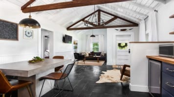 A Suite Retreat, Hot tub, Close to Main — Fredericksburg, TX — vacation rental