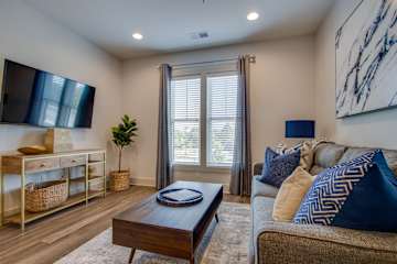 Hip East Nash! New Condo Near Bars & Broadway!