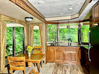 2-Bedroom RV Cottage #18 at Mill Lake Unique Cabins — photograph 2