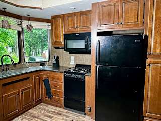 2-Bedroom RV Cottage #18 at Mill Lake Unique Cabins — photograph 4