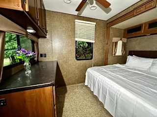 2-Bedroom RV Cottage #18 at Mill Lake Unique Cabins — photograph 3