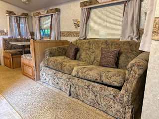 2-Bedroom RV Cottage #14 at Mill Lake Unique Cabins — photograph 4