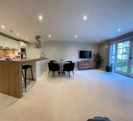 Luxury 2-bed Apt, Beautiful Location near Beach