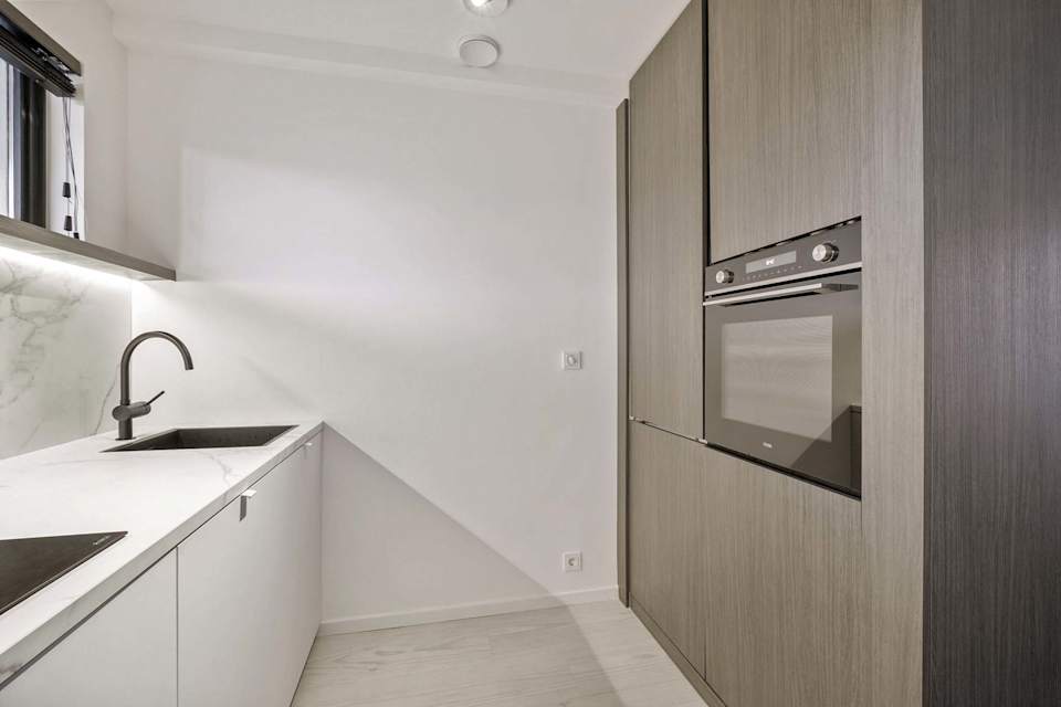 Image 2 of 32