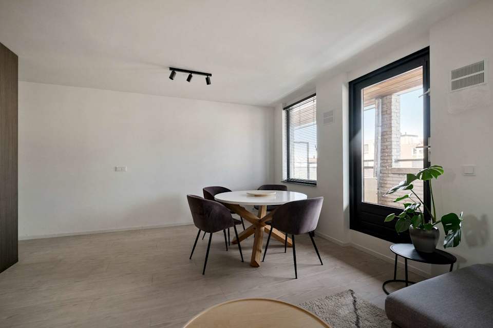 Image 10 of 32