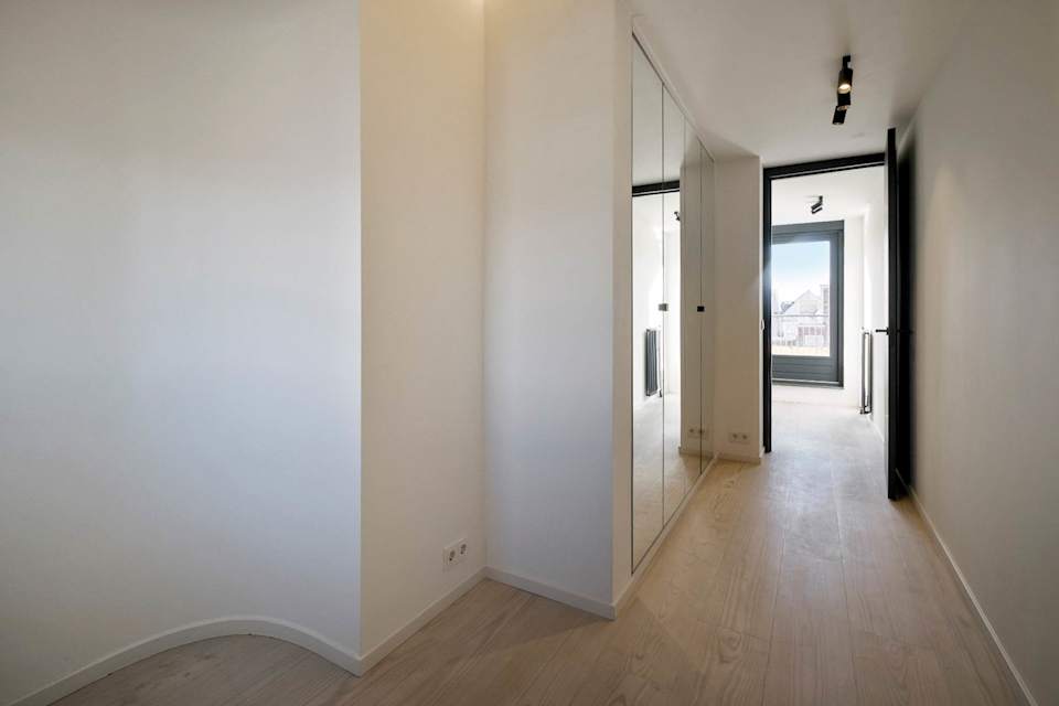 Image 19 of 32