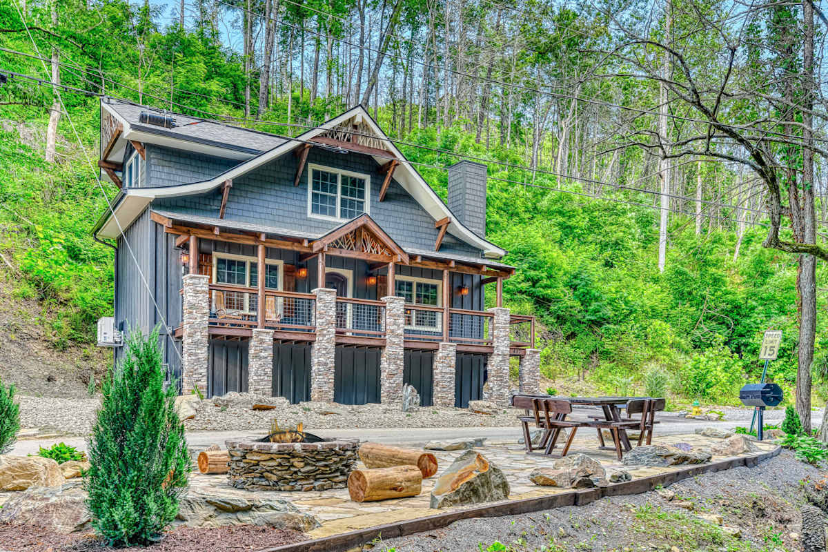 The Noir Pine Creekside Chalet Near Downtown photo 1