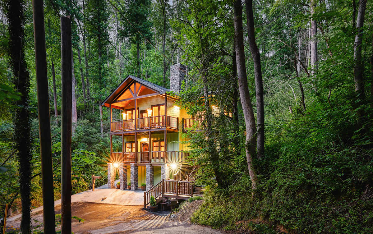 The Grand Fir Creekside Chalet Near Downtown photo 1