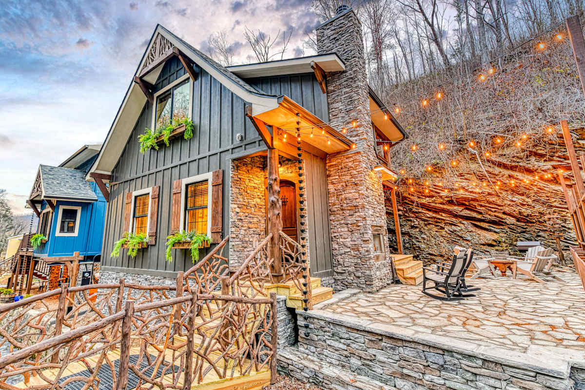 The Alpine Creekside Chalet Near Downtown photo 1