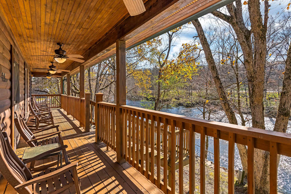 Waters Edge Cabin photo 1