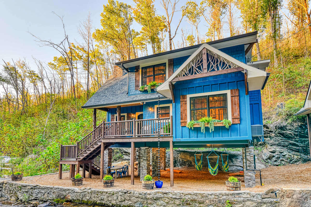 The Blue Spruce Creekside Chalet Near Downtown photo 1