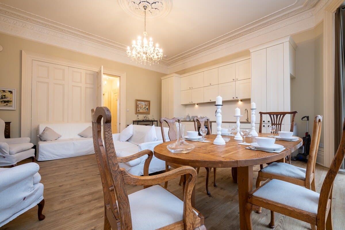 Newly Refurbished Period Apartment With Balcony – photo 2