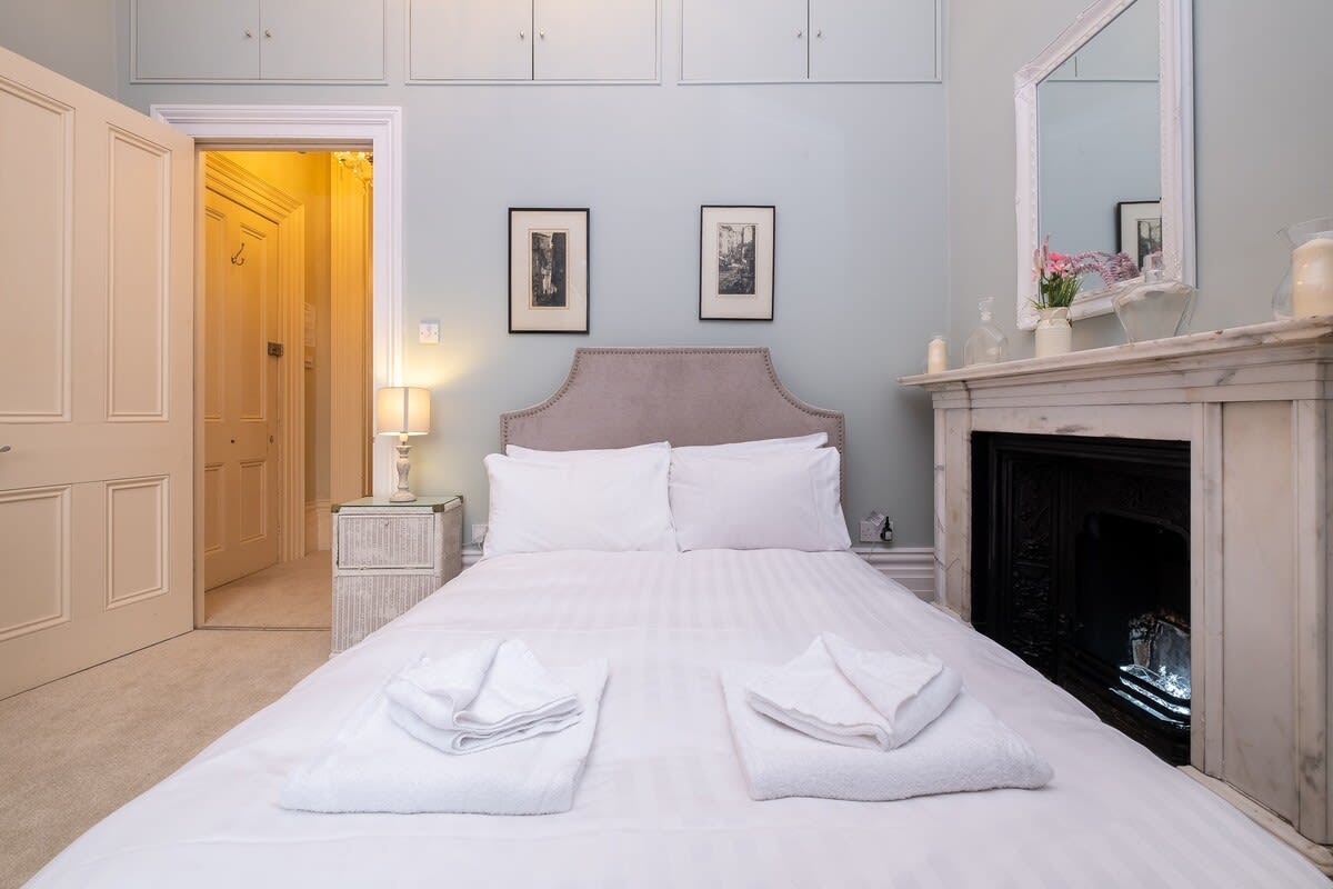 Newly Refurbished Period Apartment With Balcony – photo 8