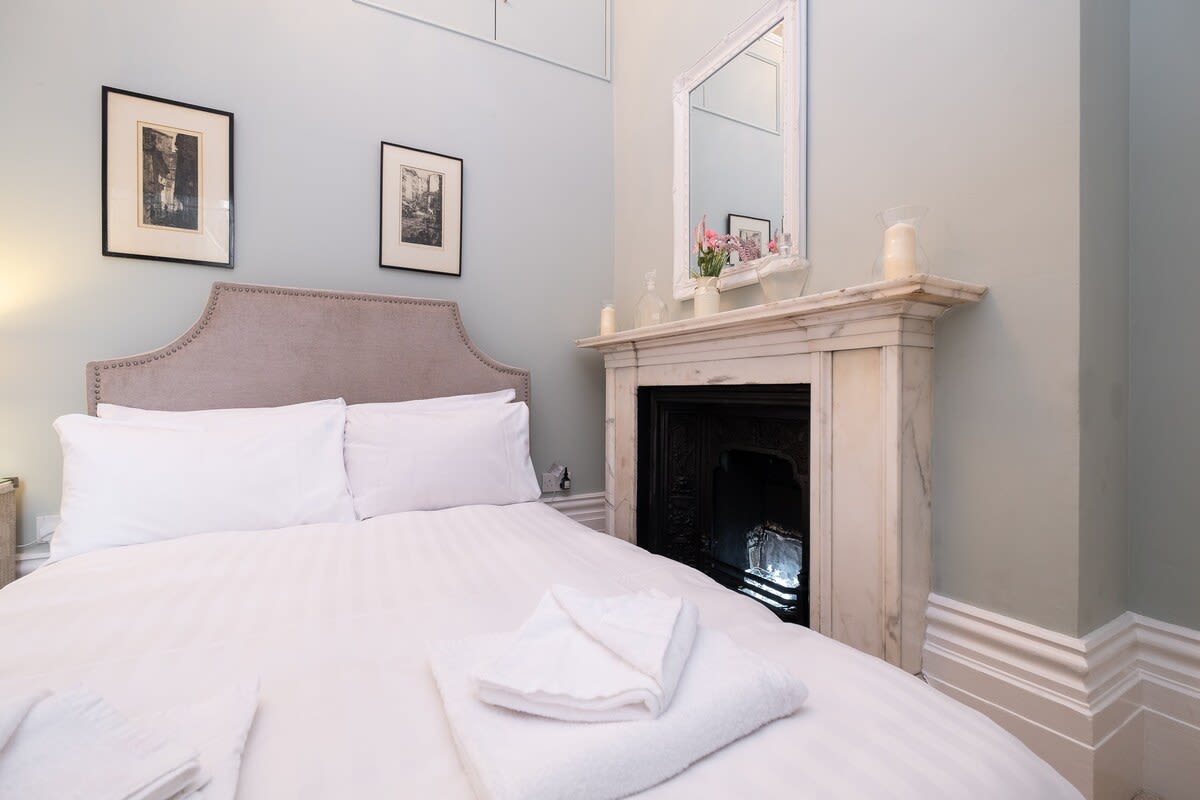 Newly Refurbished Period Apartment With Balcony – photo 22