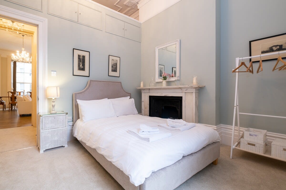 Newly Refurbished Period Apartment With Balcony – photo 6