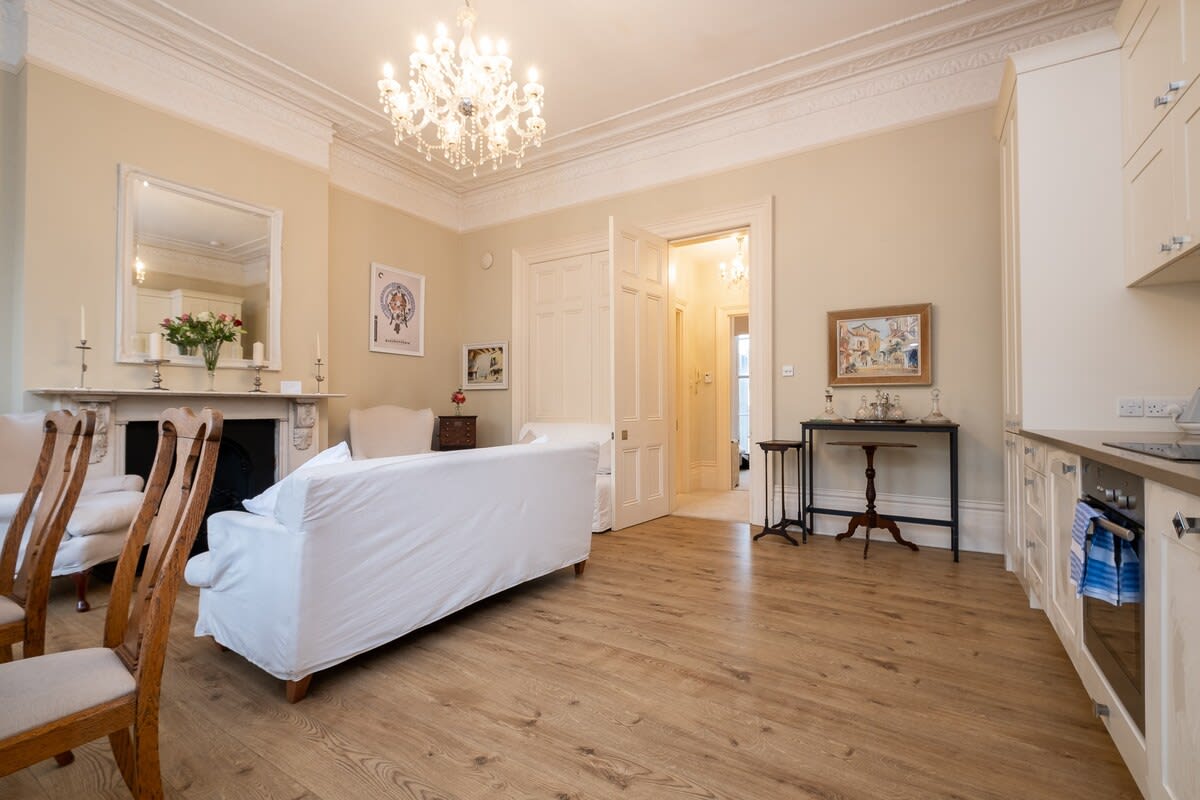Newly Refurbished Period Apartment With Balcony – photo 3