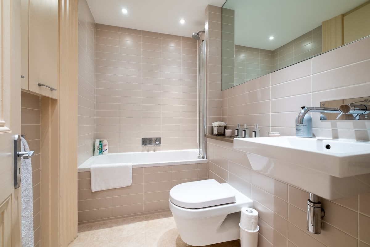 Newly Refurbished Period Apartment With Balcony – photo 7