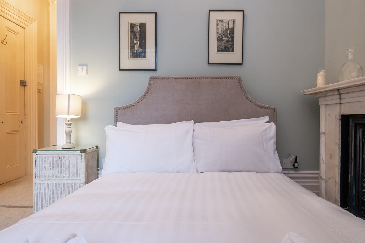 Newly Refurbished Period Apartment With Balcony – photo 20