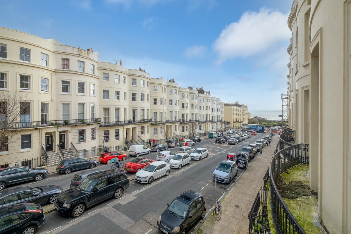 Newly Refurbished Period Apartment With Balcony – photo 9