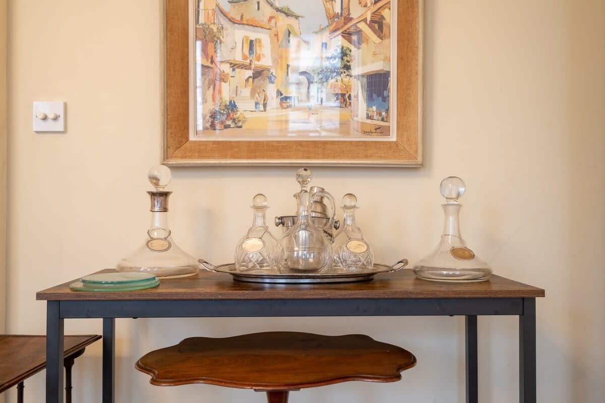 Newly Refurbished Period Apartment With Balcony – photo 21