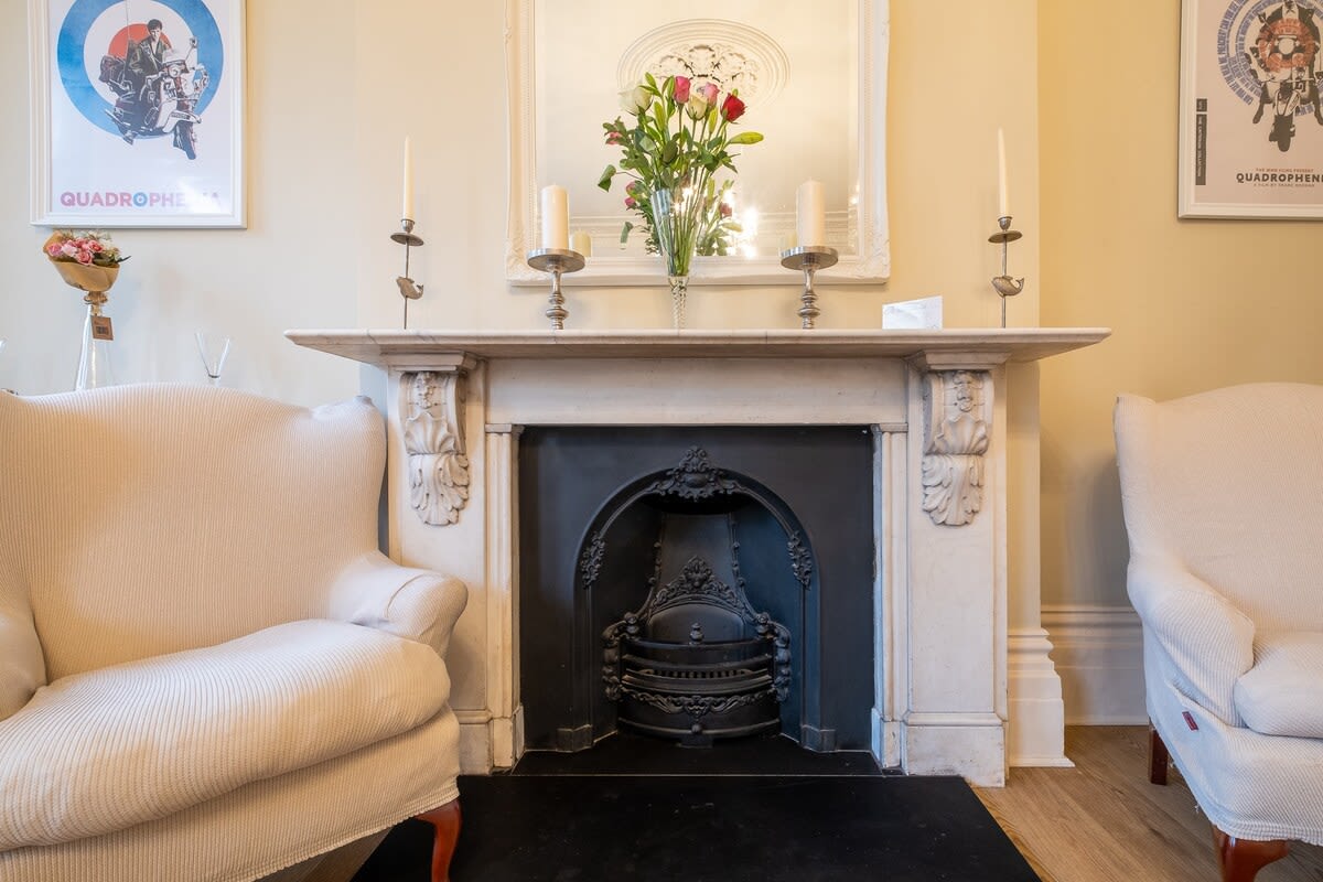 Newly Refurbished Period Apartment With Balcony – photo 11